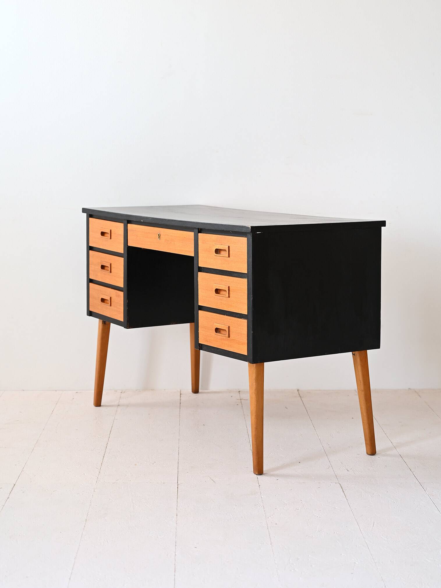 Bureau vintage avec détails noirs