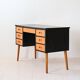 Bureau vintage avec détails noirs