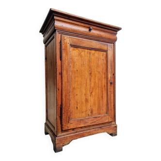 Cabinet in pine