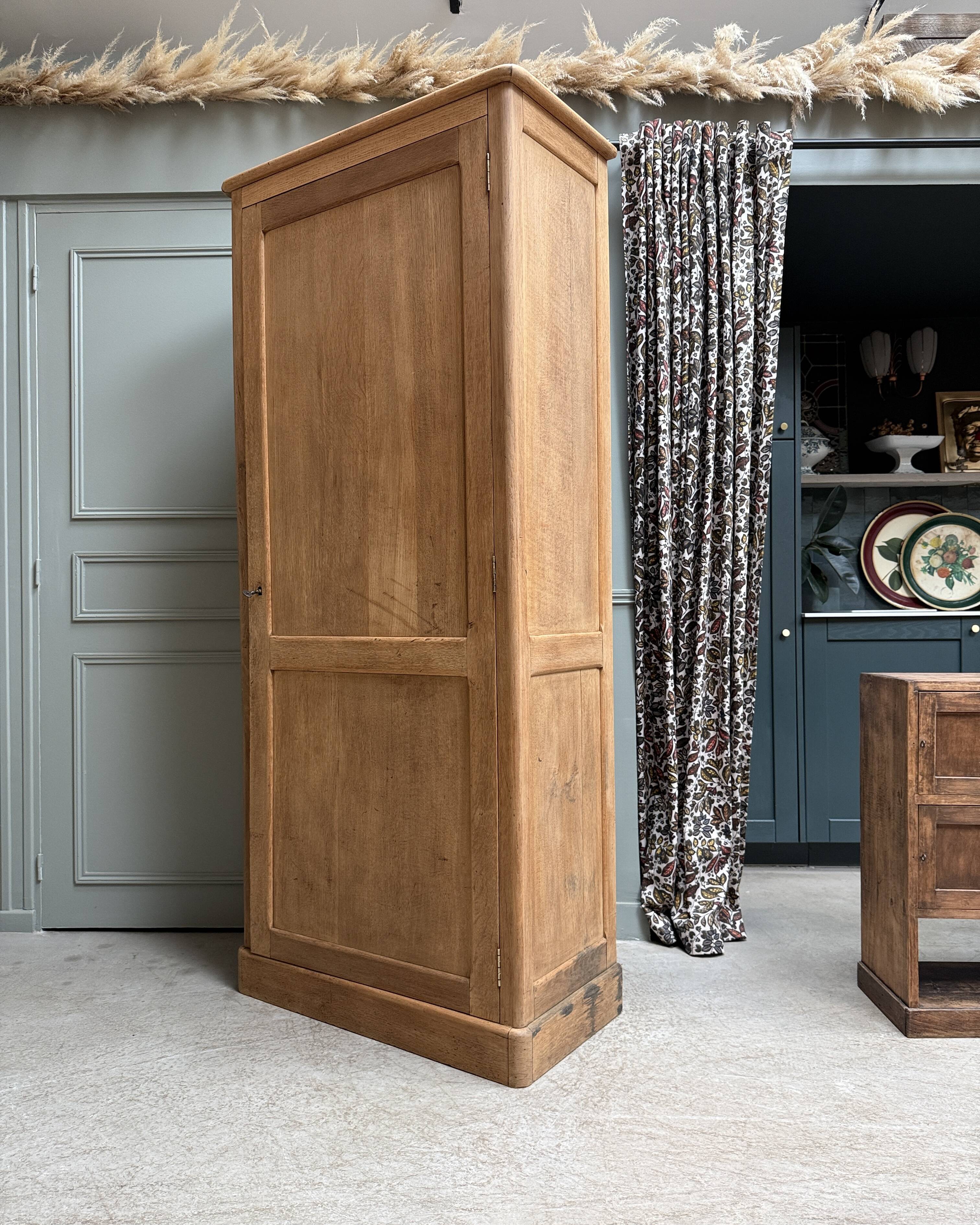 Large oak bonnetière (renovated)