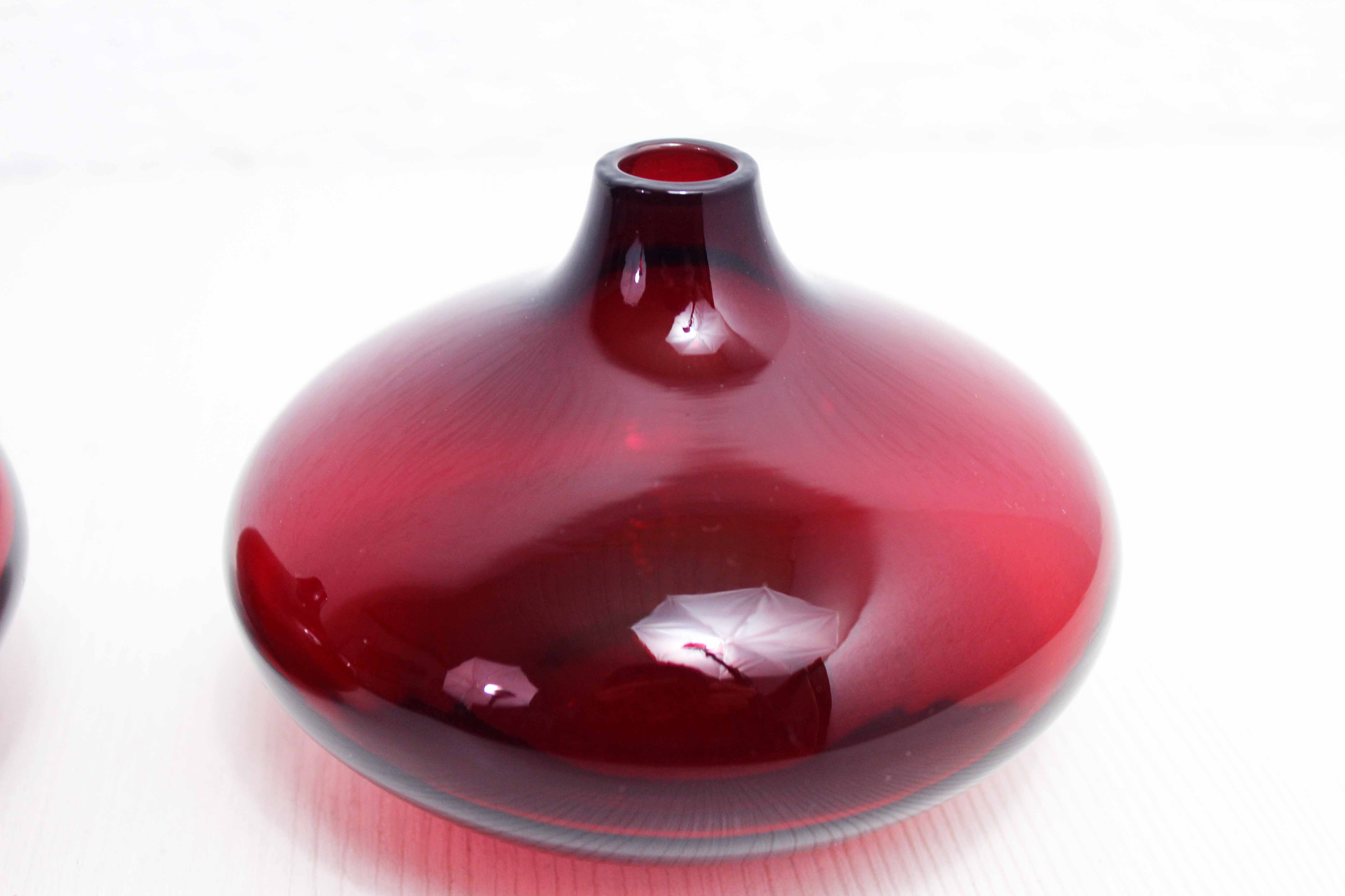 Duo of glass soliflores