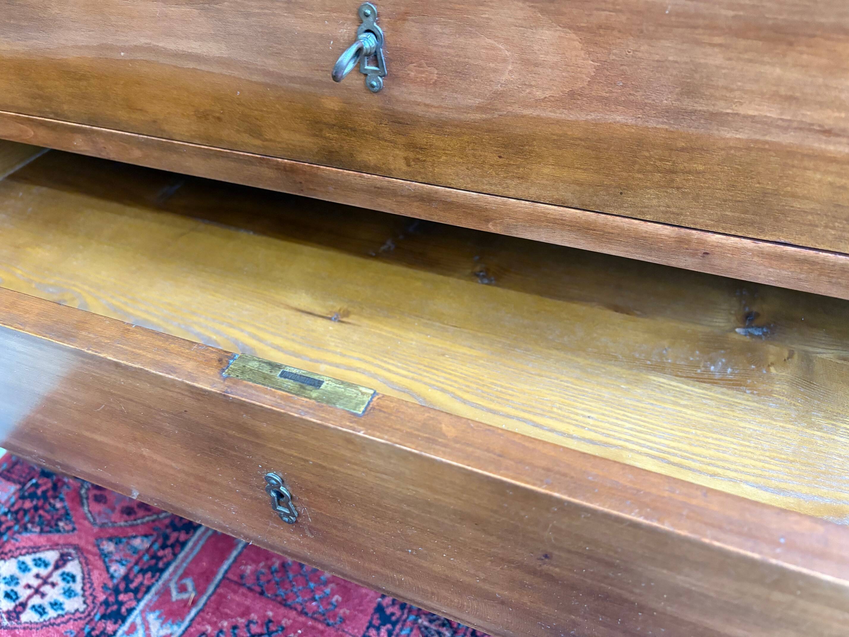 Commode style Louis-Philippe en bois massif