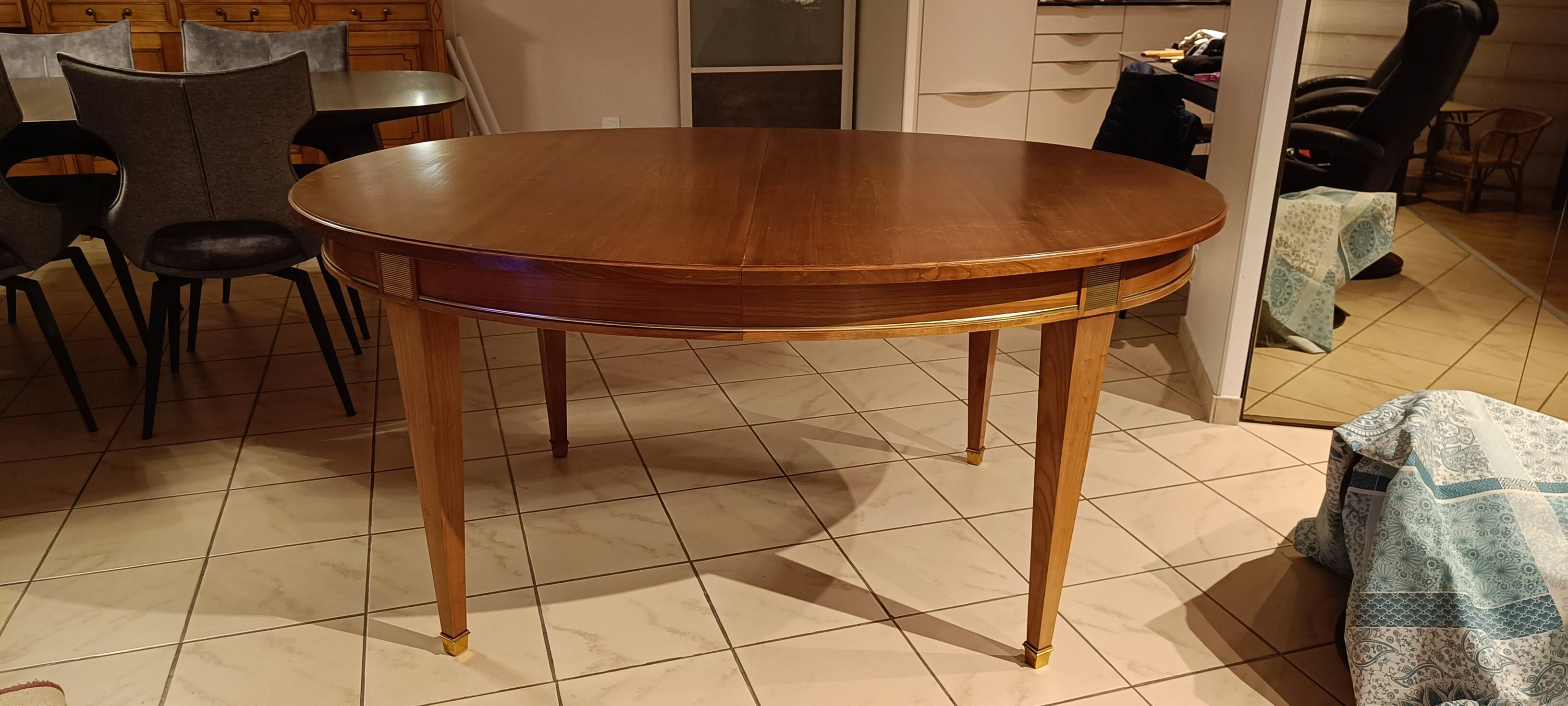 Extendable dining table in Empire style