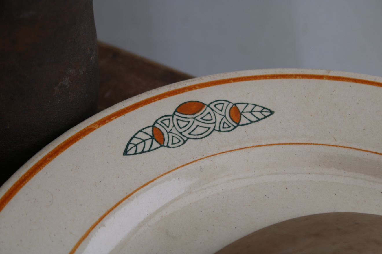 Ceramic standing dish