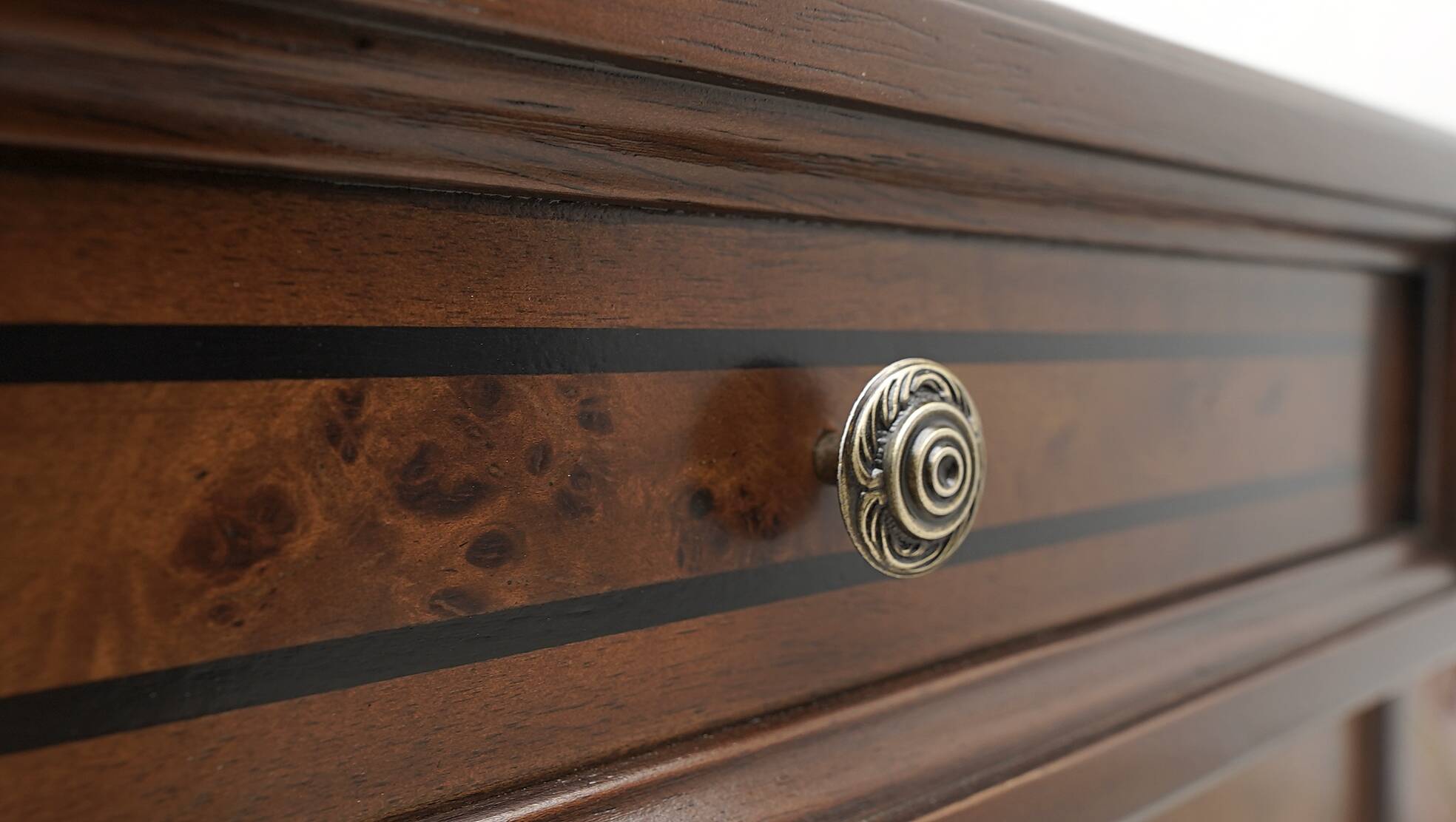 Elegant Italian chest of drawers. After professional renovation.