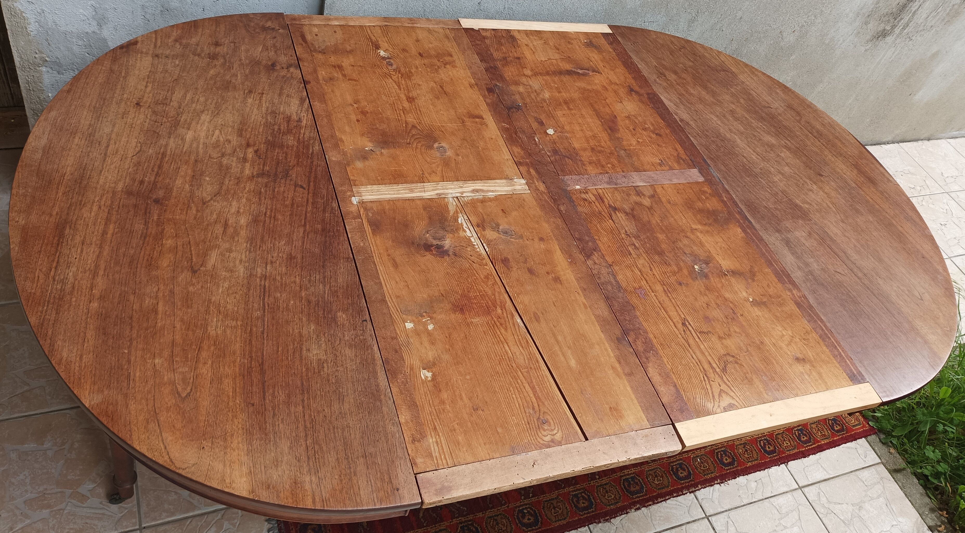 English oval table with 19th century mahogany extensions