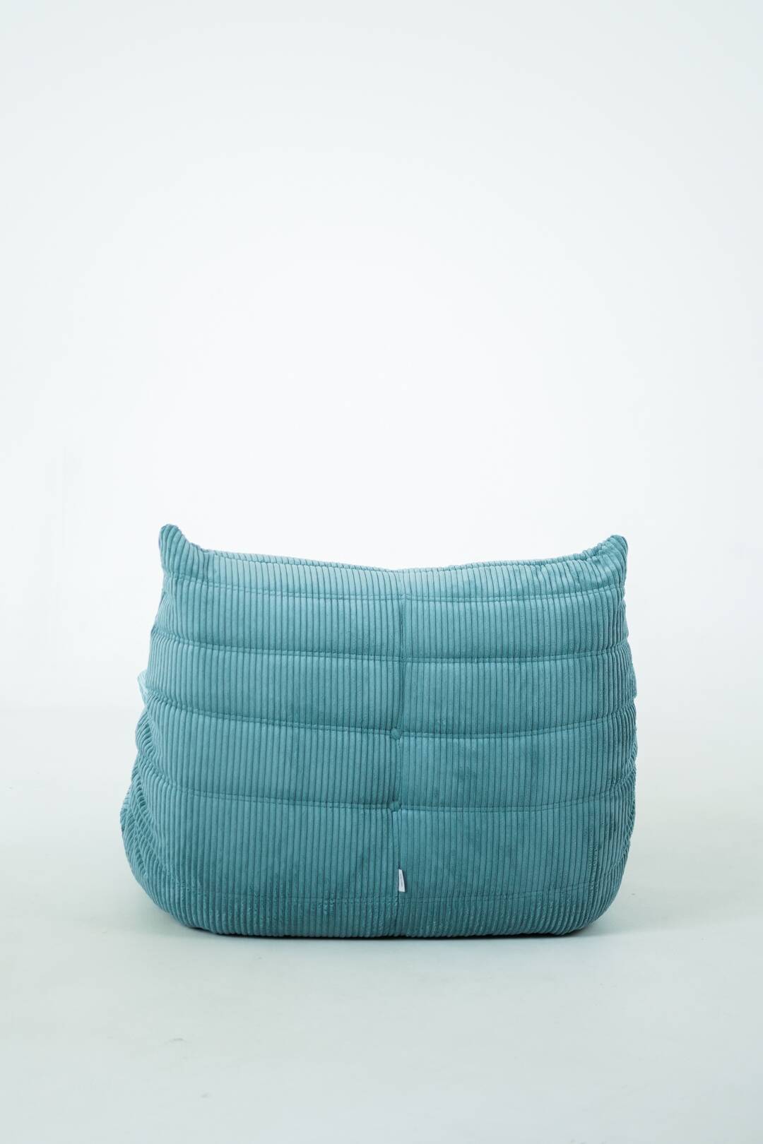 Ensemble de fauteuil et pouf Togo en velours côtelé bleu clair.