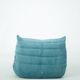 Ensemble de fauteuil et pouf Togo en velours côtelé bleu clair.
