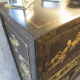 Meuble avec decorations orientales