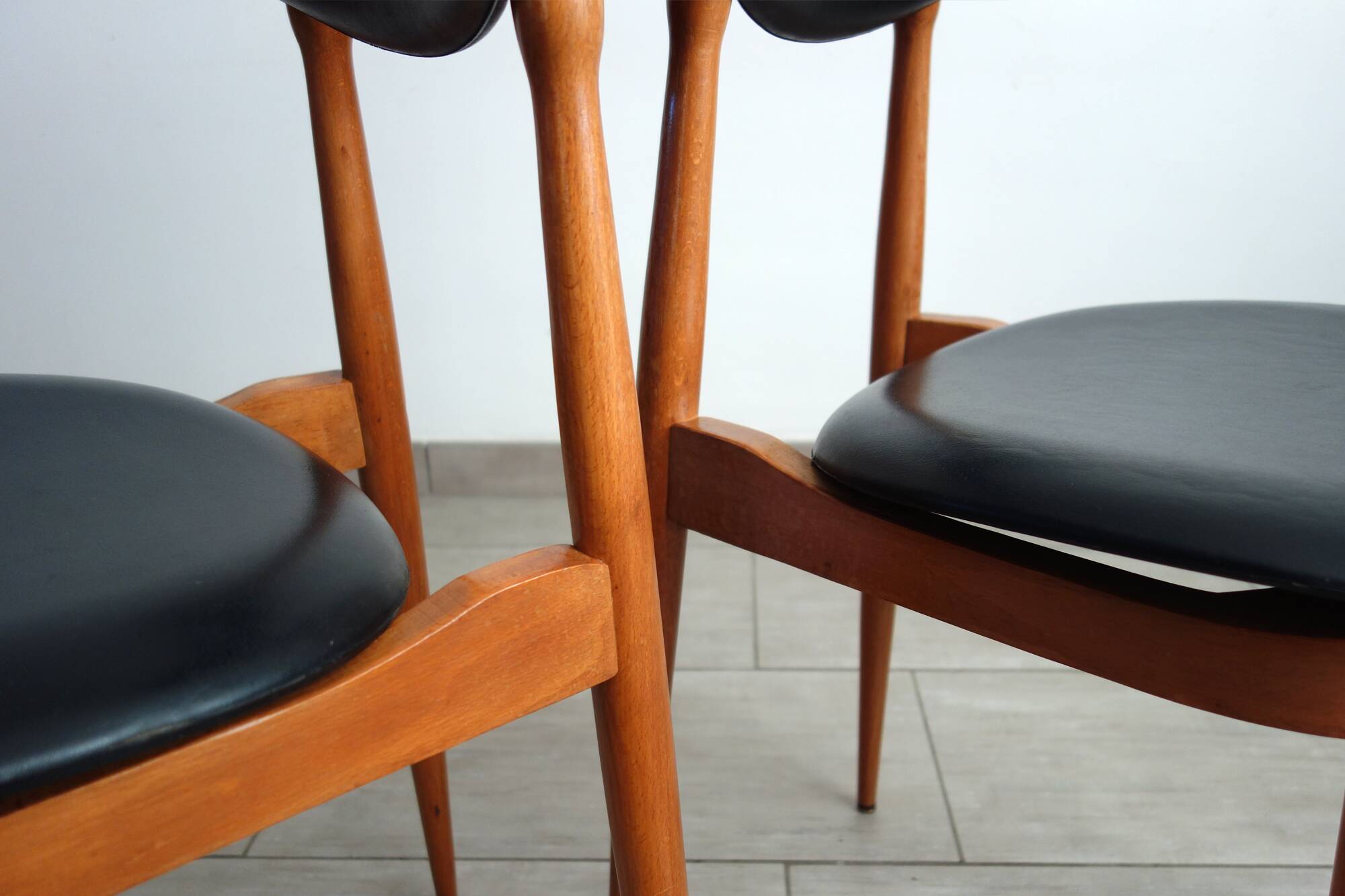 Paire de chaises modèle Licorne de chez Baumann