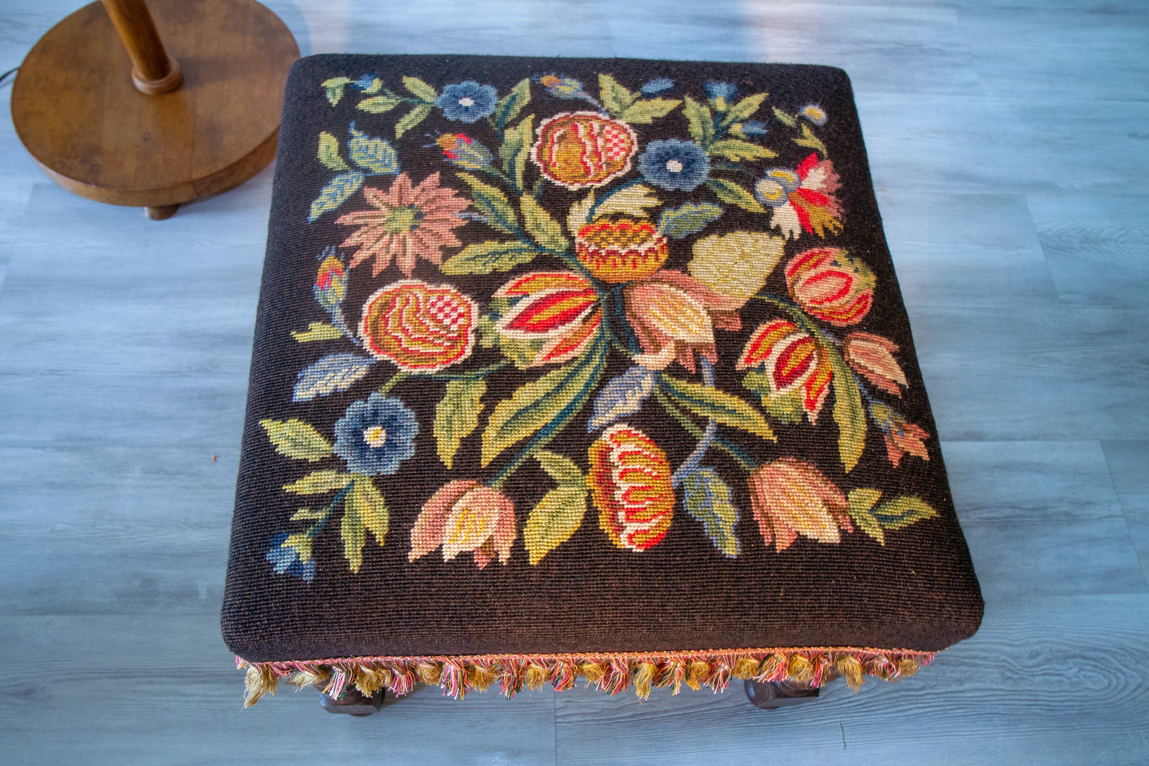 Tabouret ancien en noyer massif, Louis 13 tapisserie