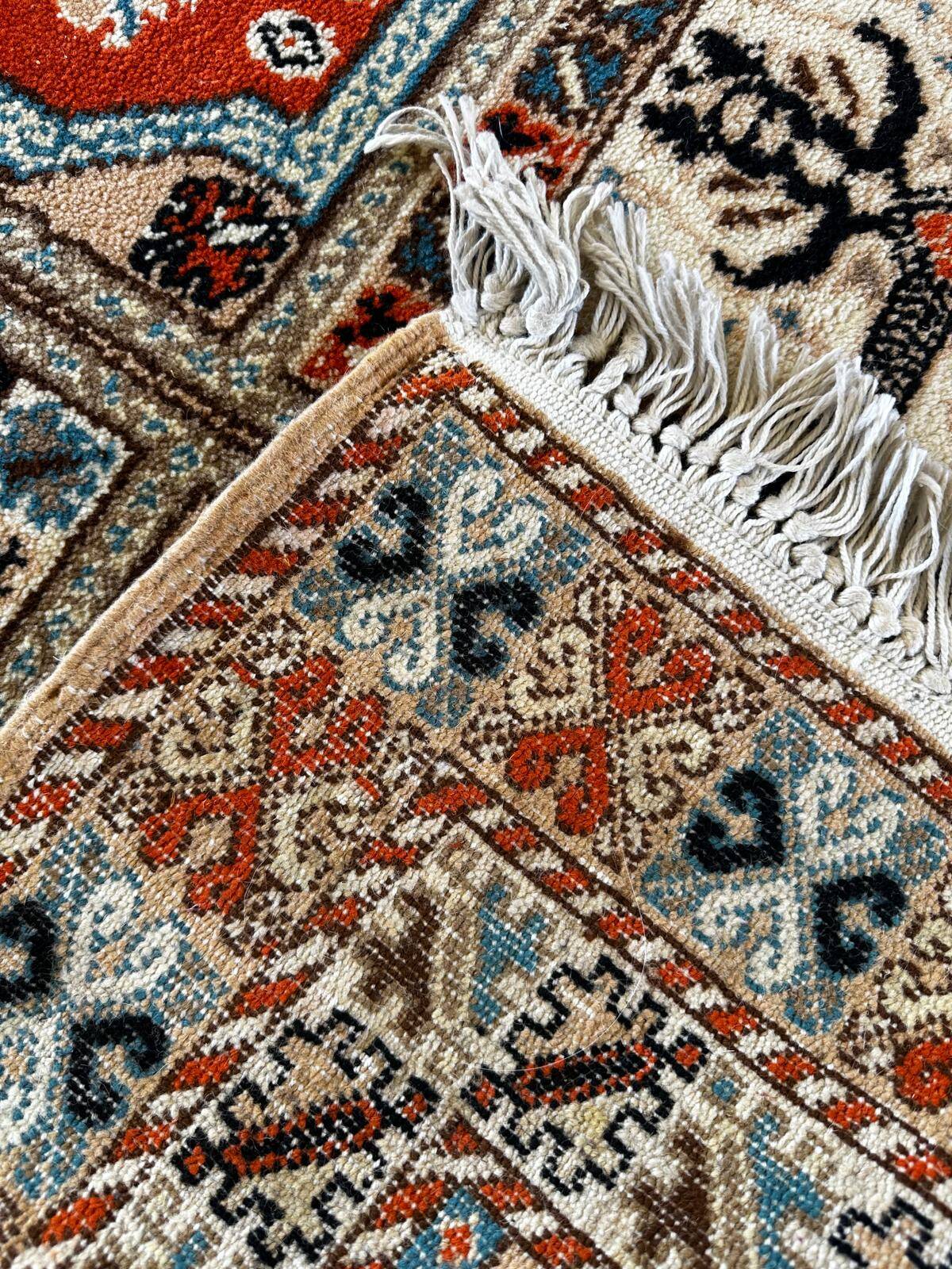 Moroccan rug made of pure wool and handmade, 220cm x 150cm.