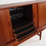 Buffet haut en teck, design danois, années 1970, production : Danemark