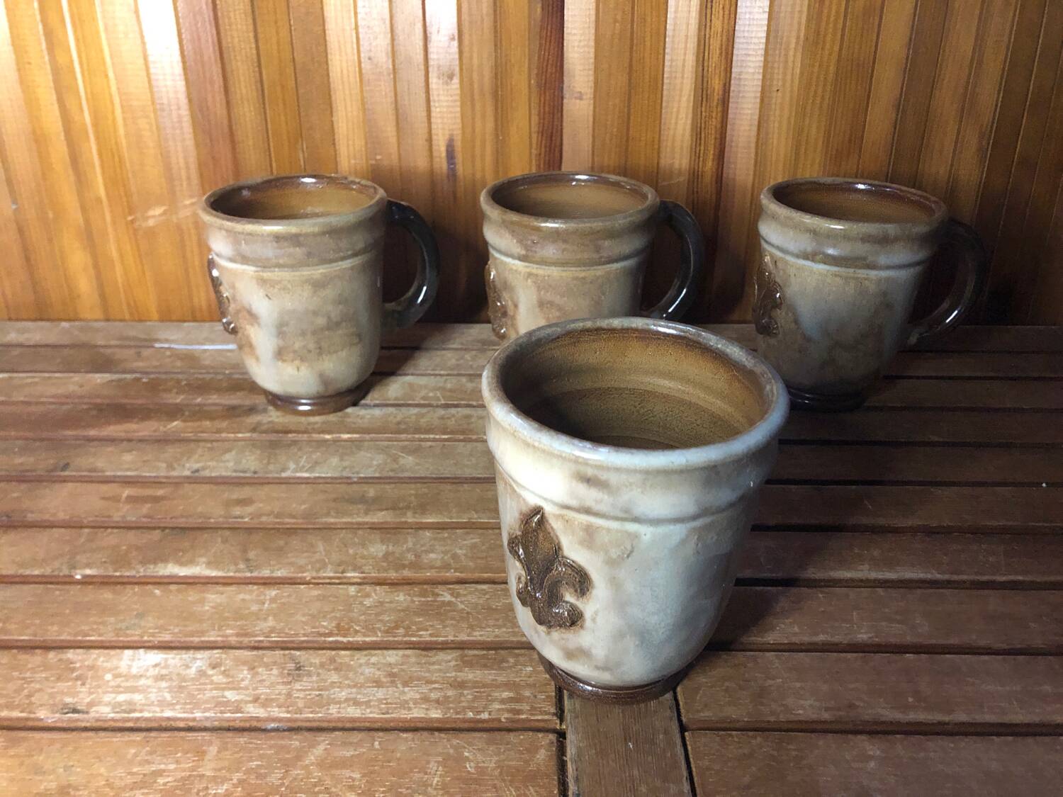 Set of 4 beige ceramic mugs fleur de lys vintage