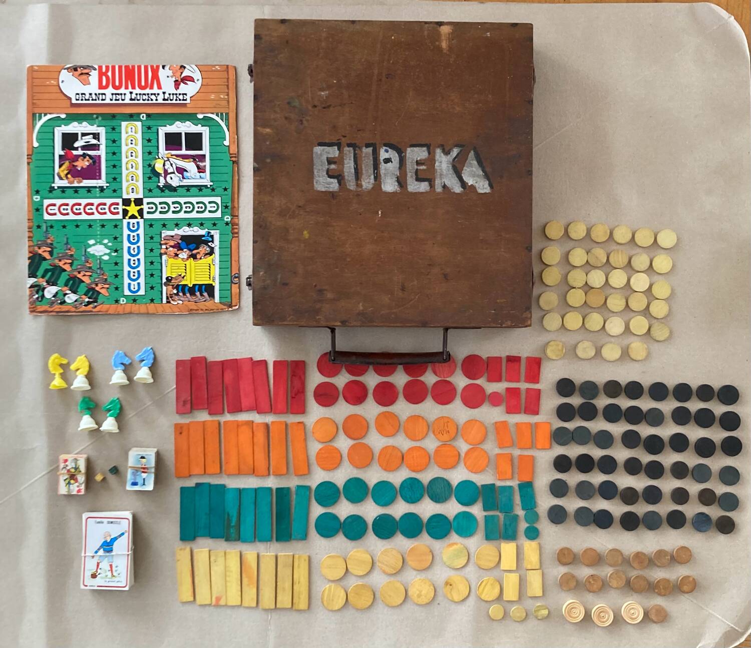 EURÊKA handcrafted games case from the early 20th century