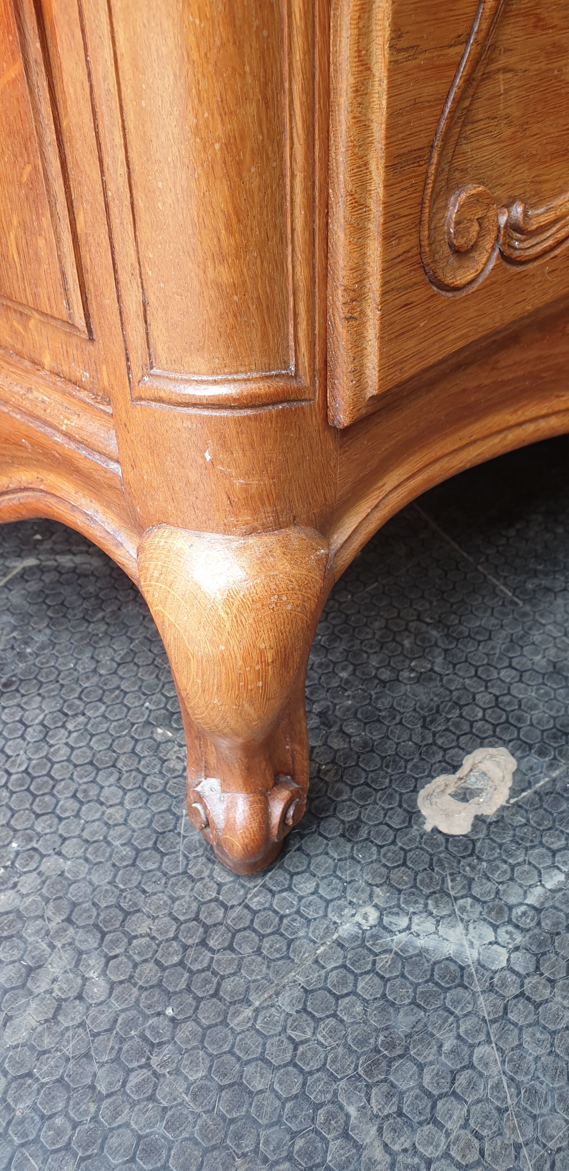 Provençal crossbow chest of drawers