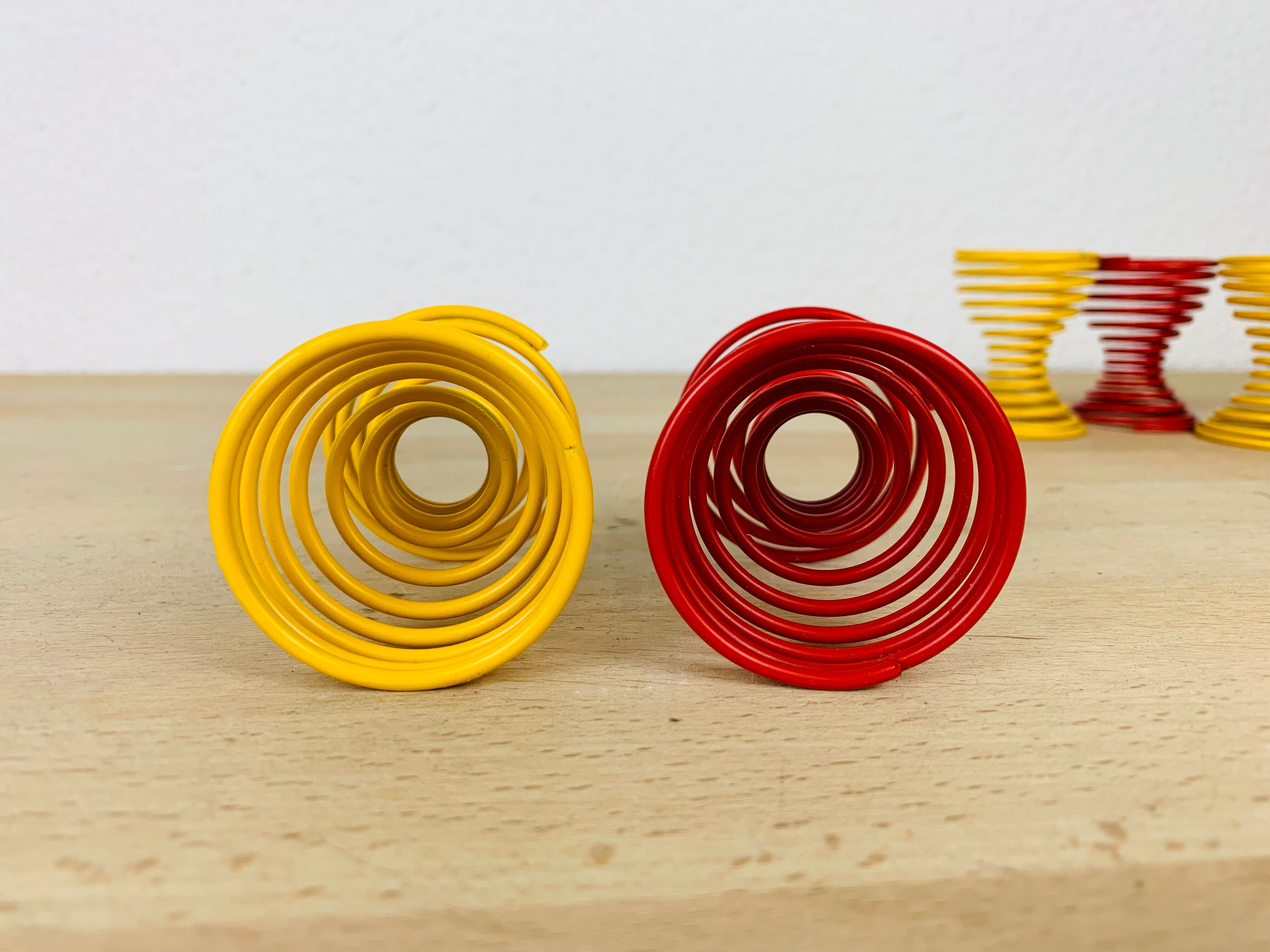 6 coquetiers ressorts métal rouge et jaune vintage