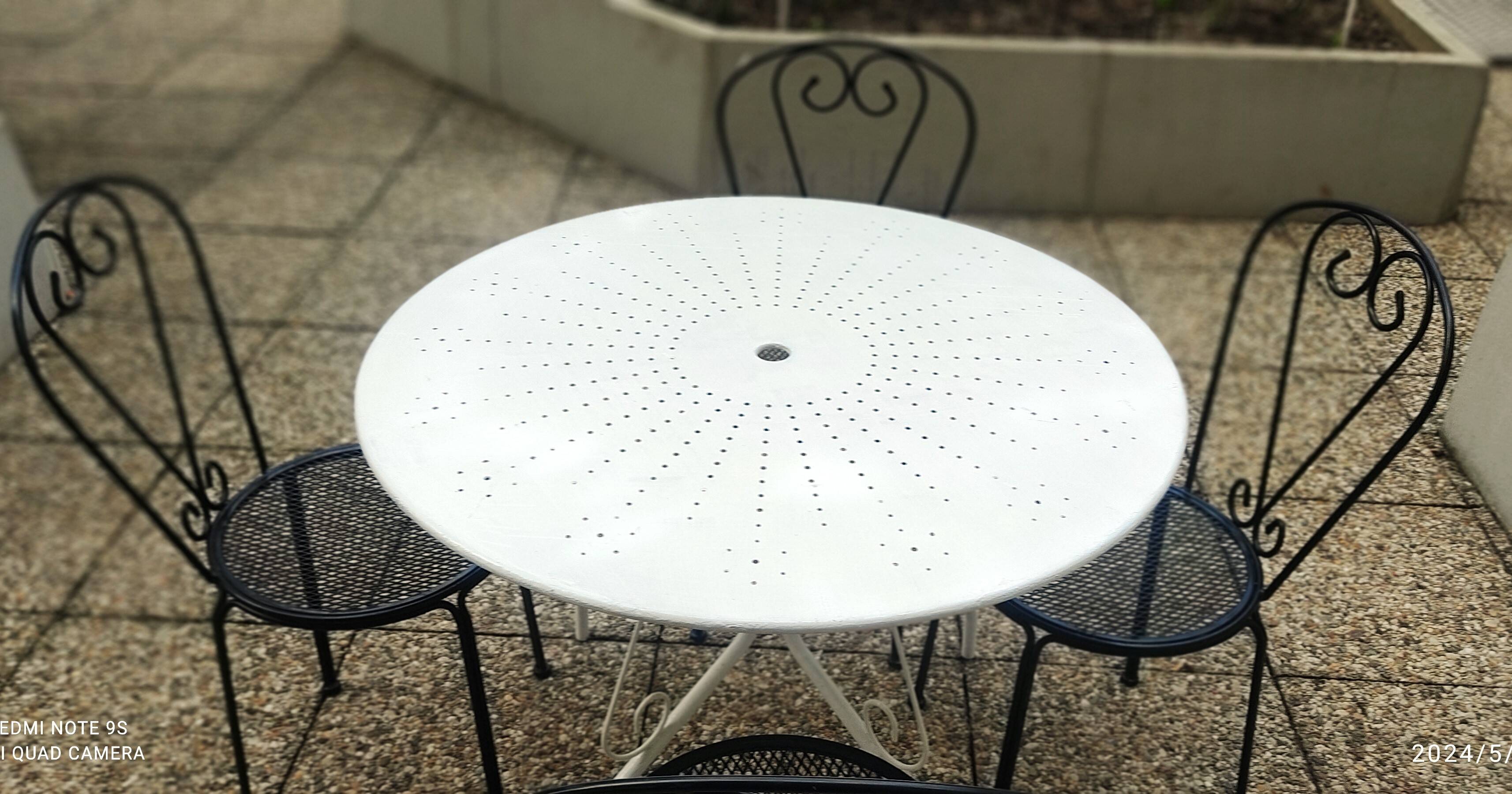 Salon de jardin, Table ronde blanche en fer forgé. et 4 chaises en acier lourd, noire d’origine