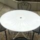 Salon de jardin, Table ronde blanche en fer forgé. et 4 chaises en acier lourd, noire d’origine