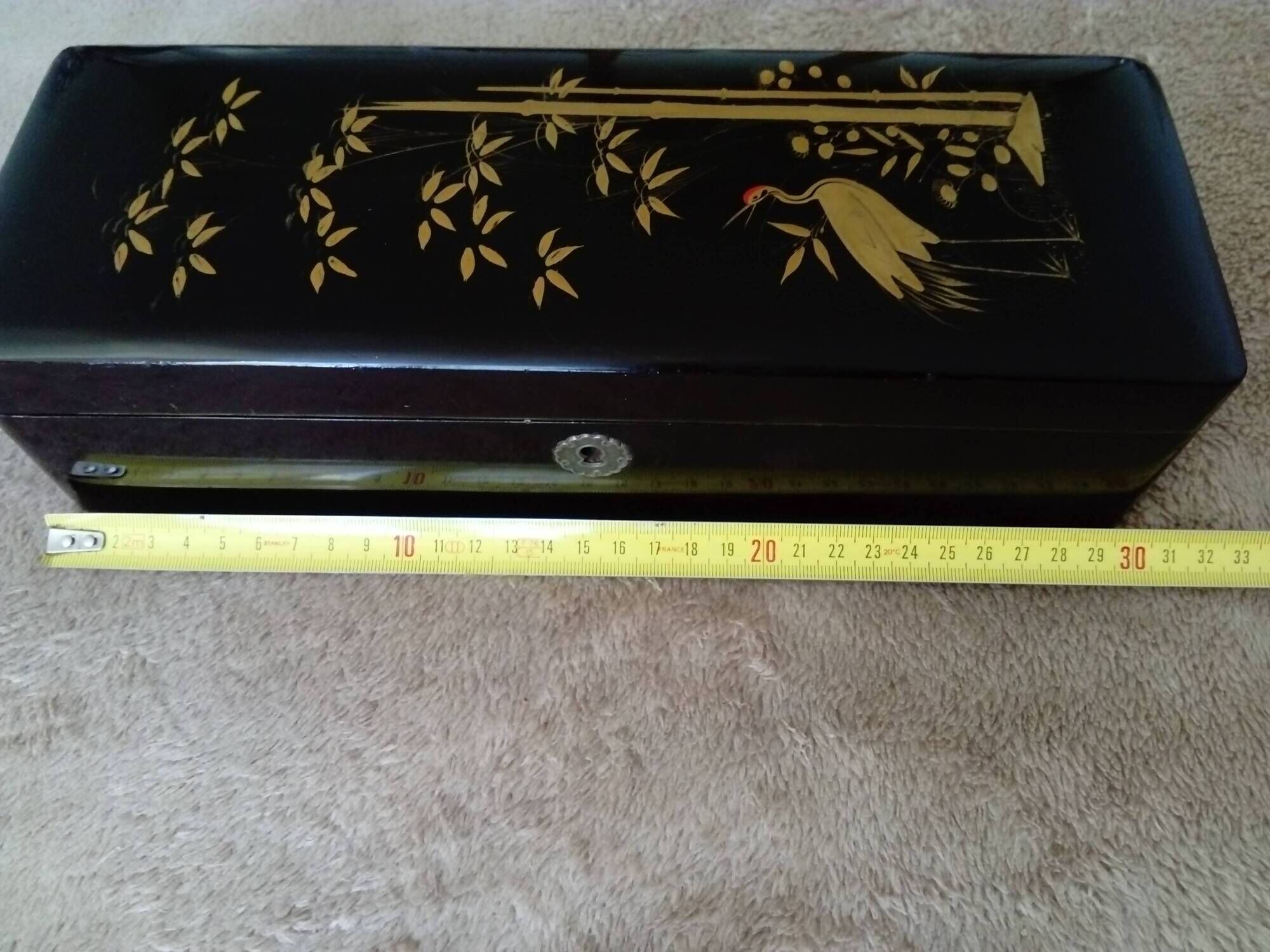 Glove box in lacquered wood decorated with a crane among bamboos. China, Japan?