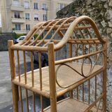 Meuble en rotin pour véranda.