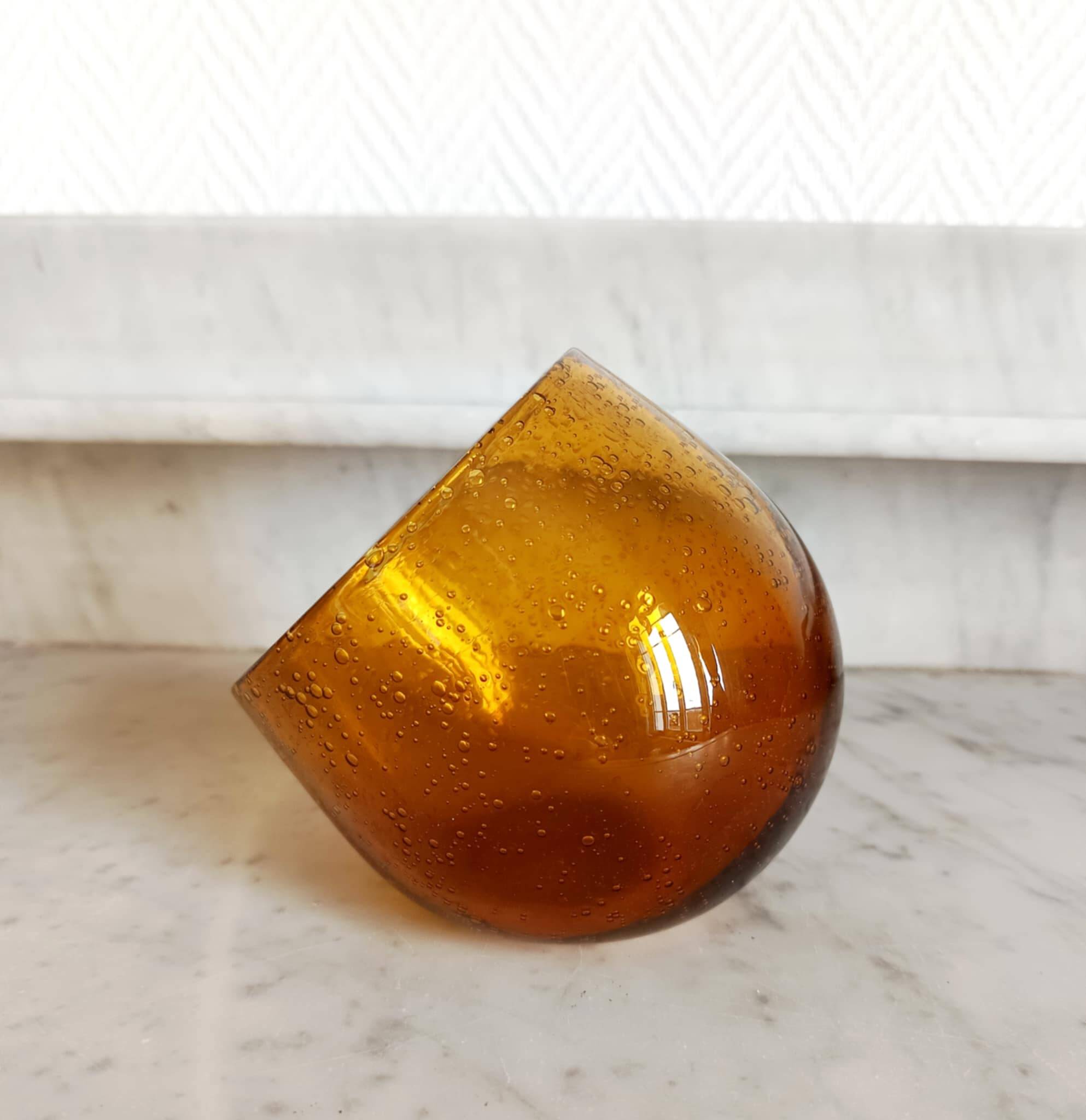 Bol ou verre penché ambré signé Biot