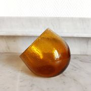 Bol ou verre penché ambré signé Biot