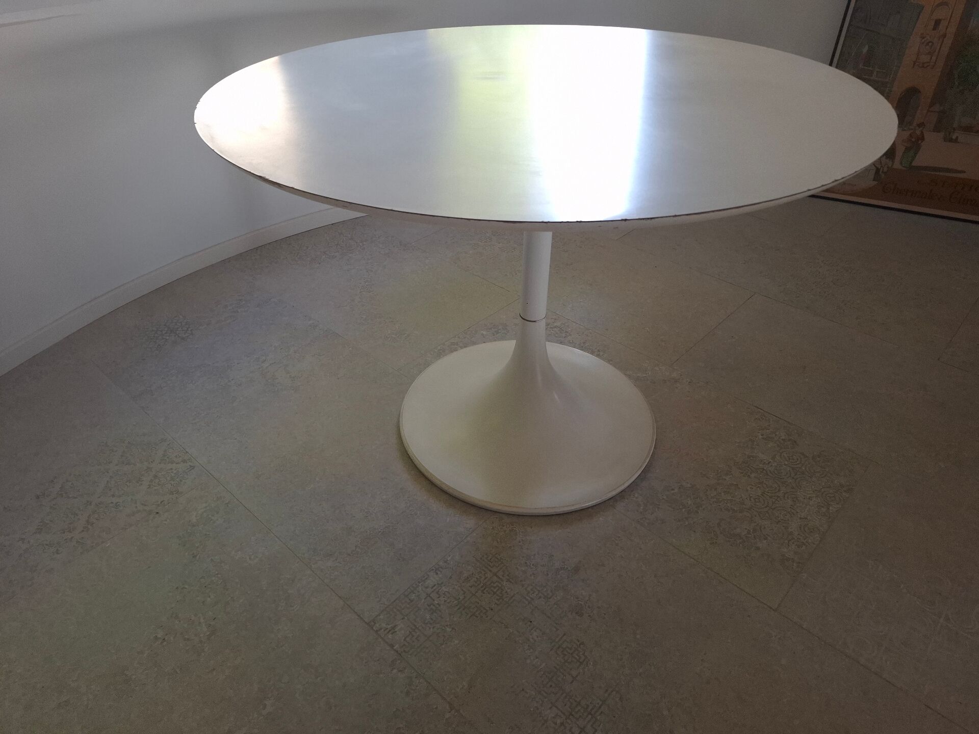 Tulip leg round table
