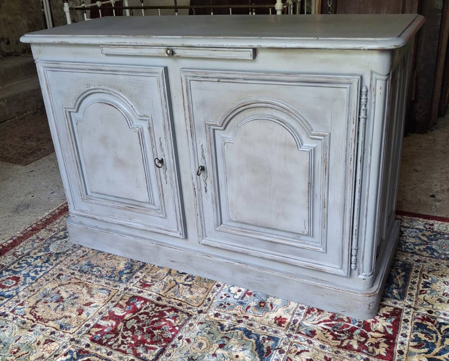 Buffet painted