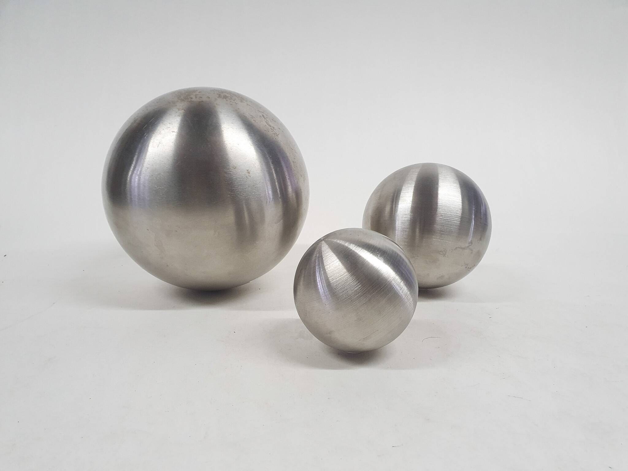 Ensemble de 3 boules décoratives en aluminium, années 1970