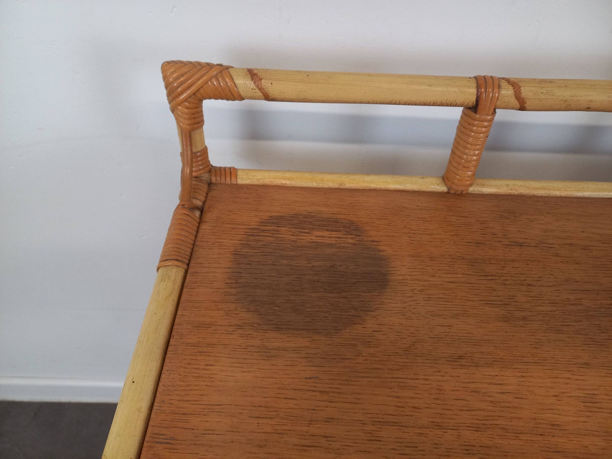 Bureau et sa chaise en rotin
