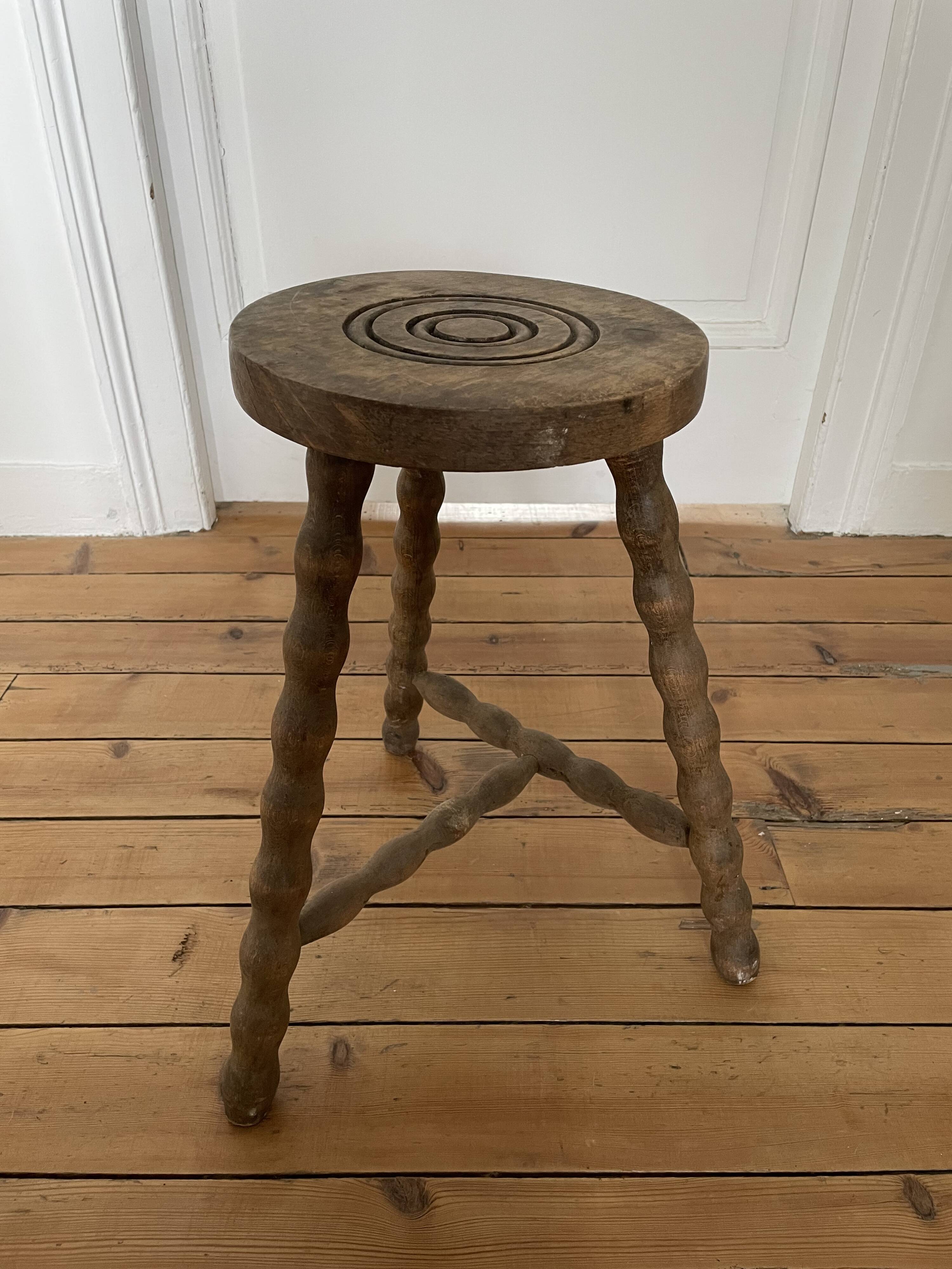 Tripod stool in solid wood, feet turned