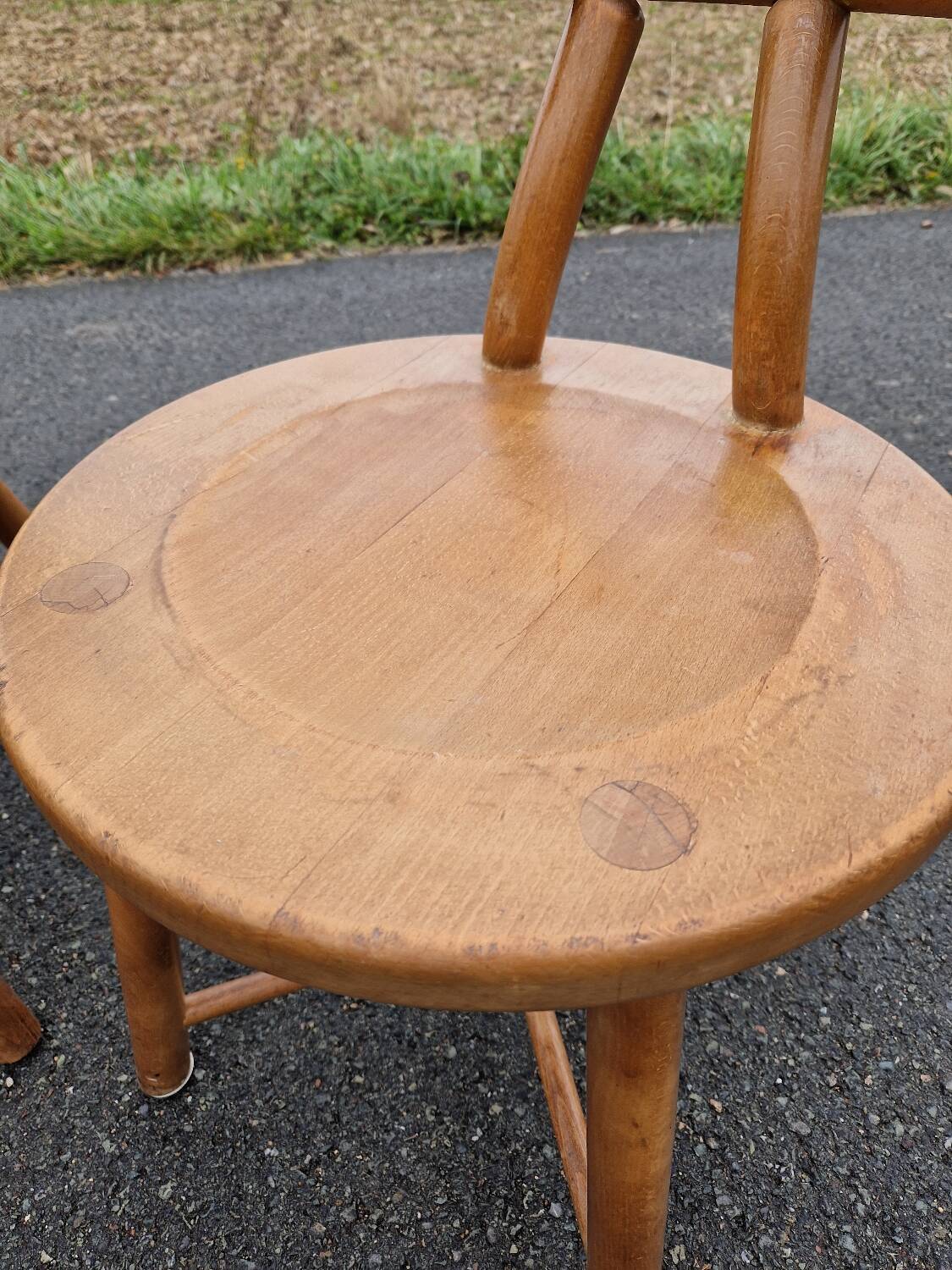 Set of 4 solid organic chairs