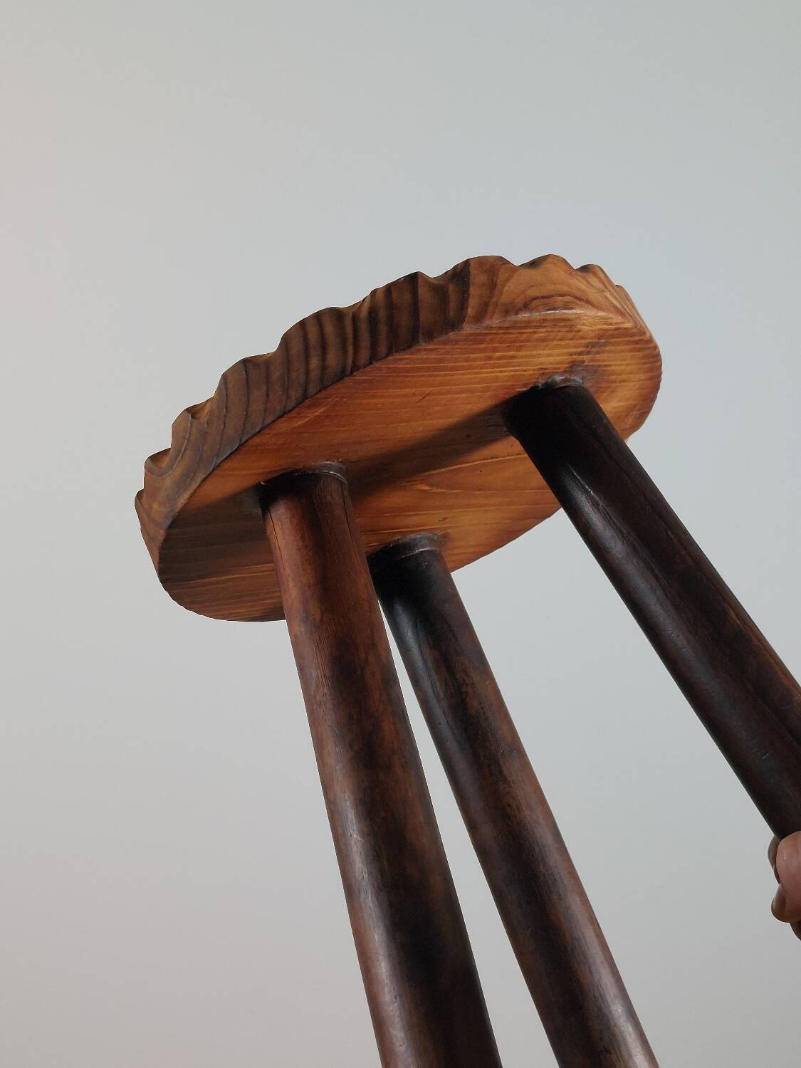 Tabouret de lait vintage à trois pieds en bois de style brutaliste avec décor sculpté