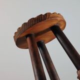 Tabouret de lait vintage à trois pieds en bois de style brutaliste avec décor sculpté