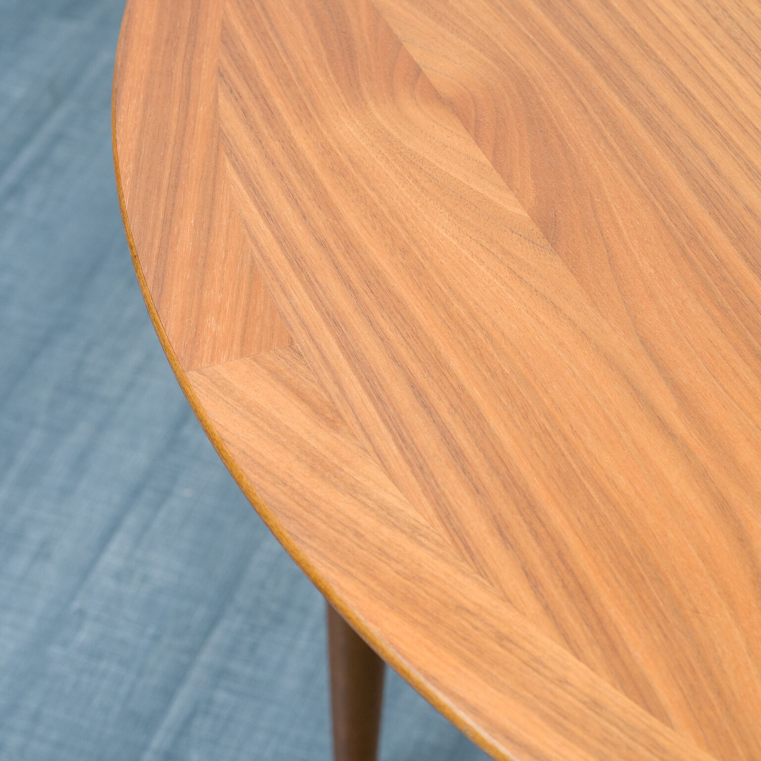 Round dining table, vintage, with extensions