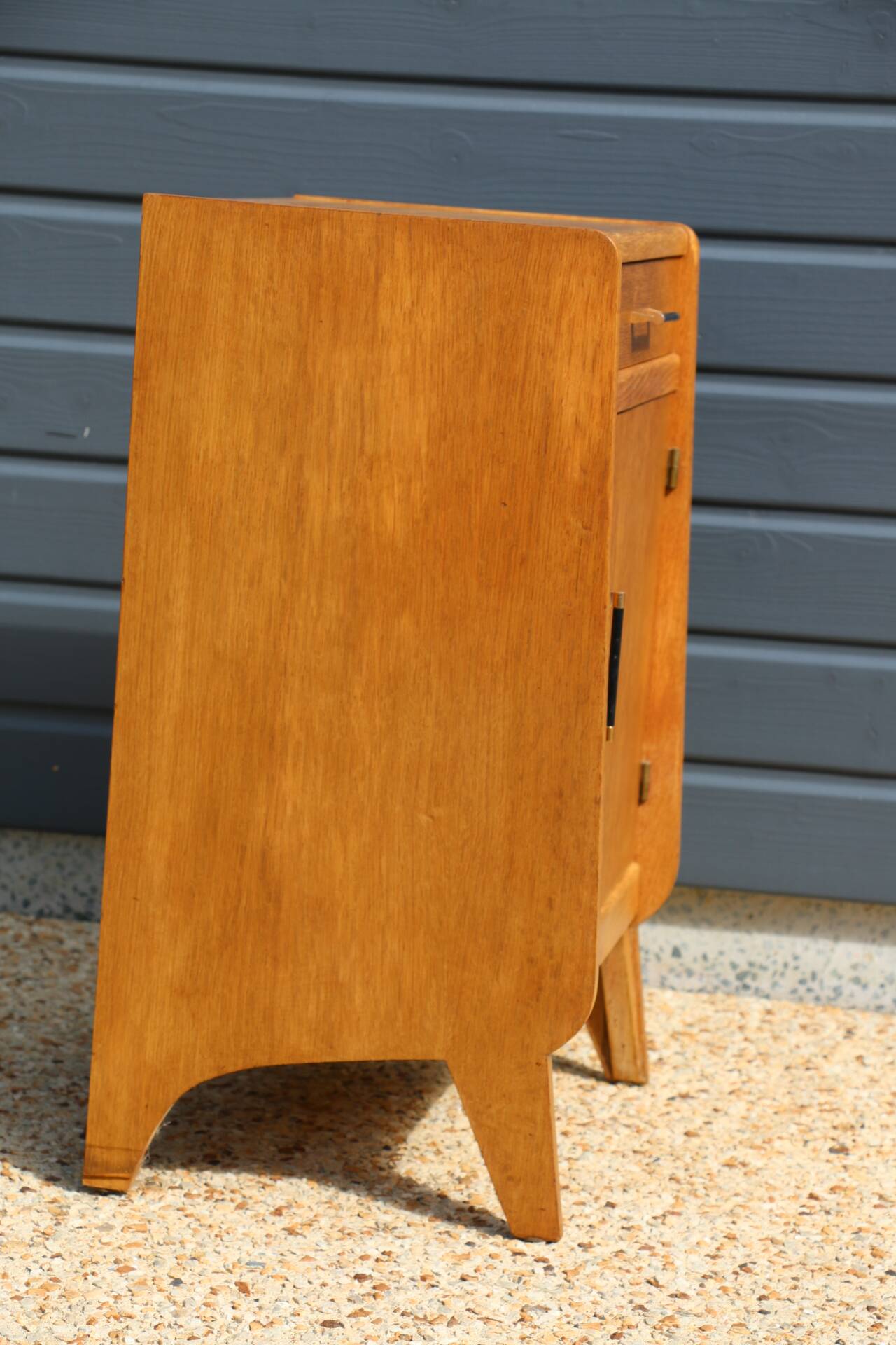 Furniture with 1 door and 1 drawer in light oak.