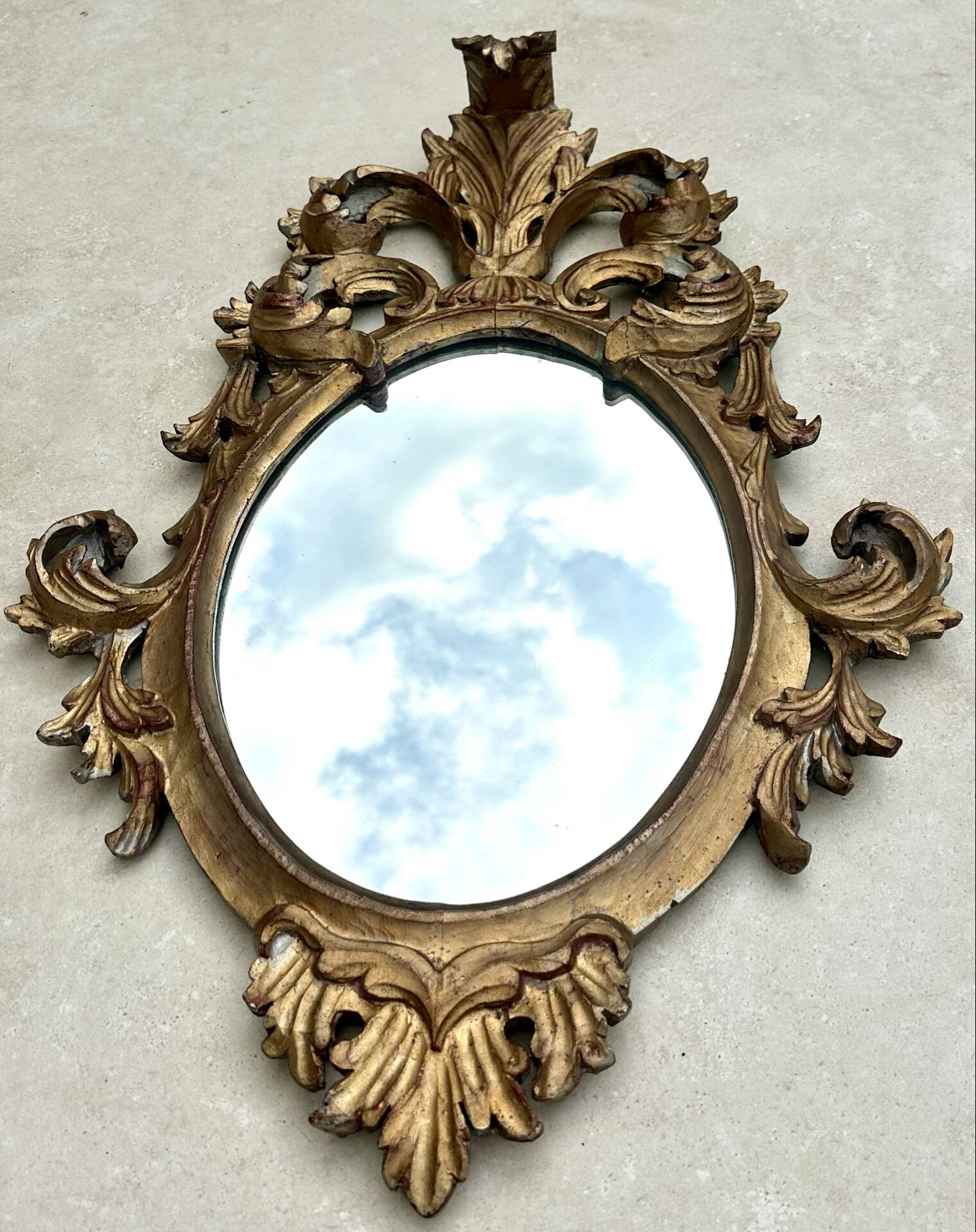 Miroir en bois doré sculpté .