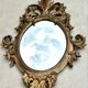 Miroir en bois doré sculpté .