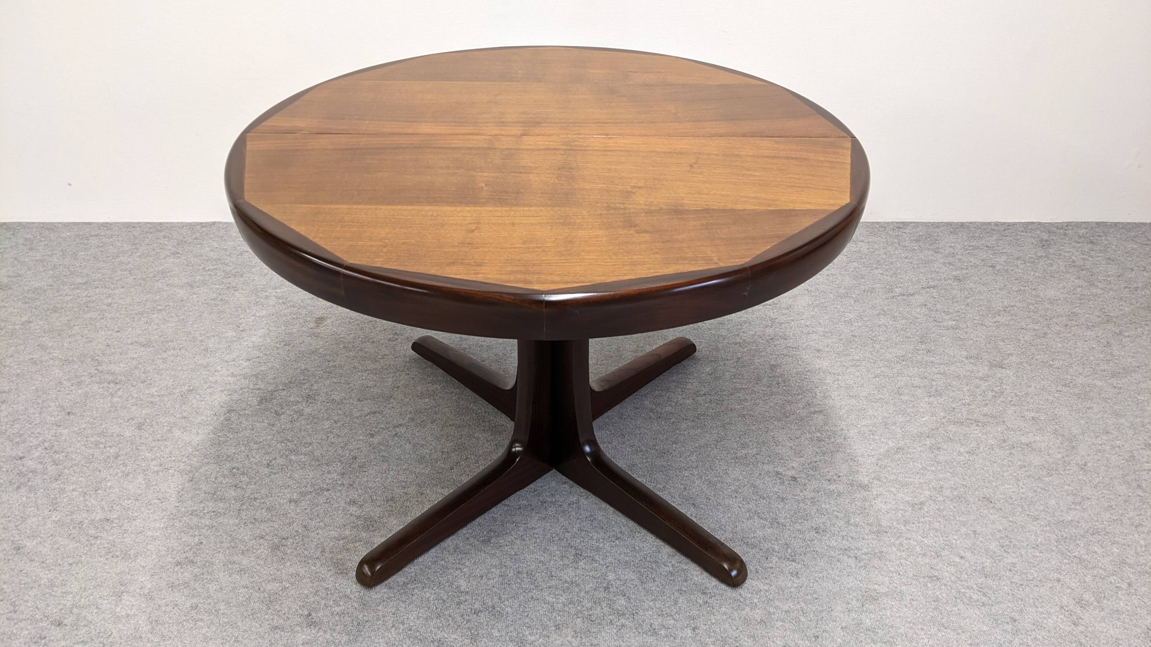 Baumann extendable dining room round table, France circa 1970.