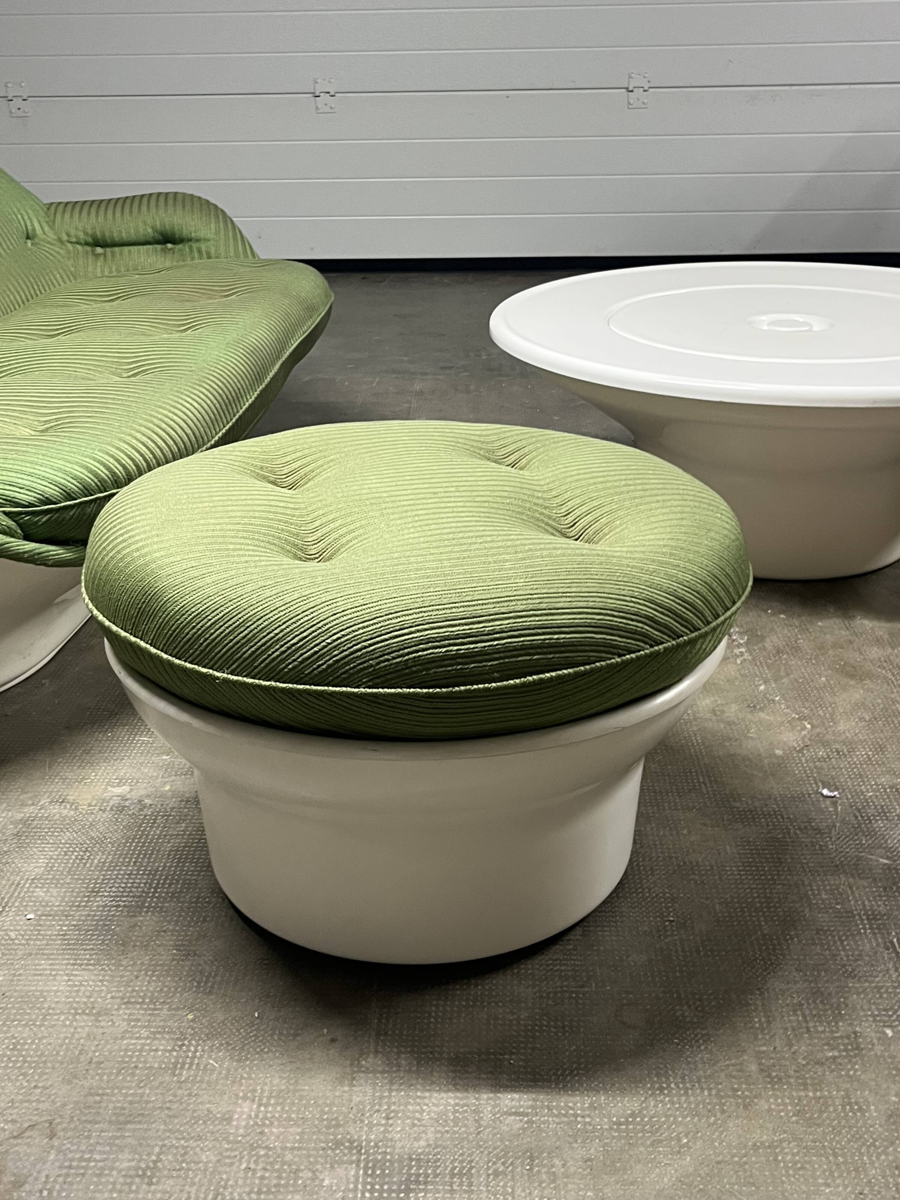 Michel Cadestin – Canapé, pouf et table basse Space Age 1970