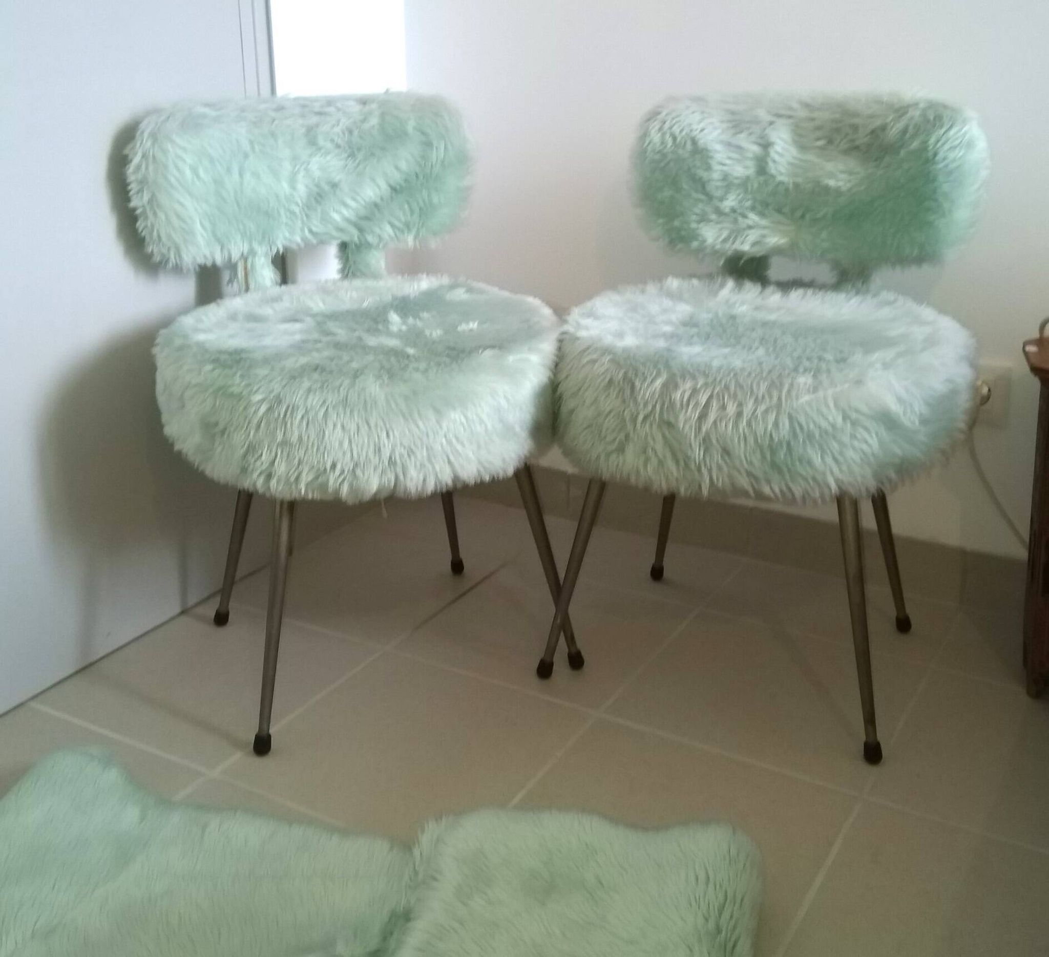 Paire de fauteuils moumoute type
