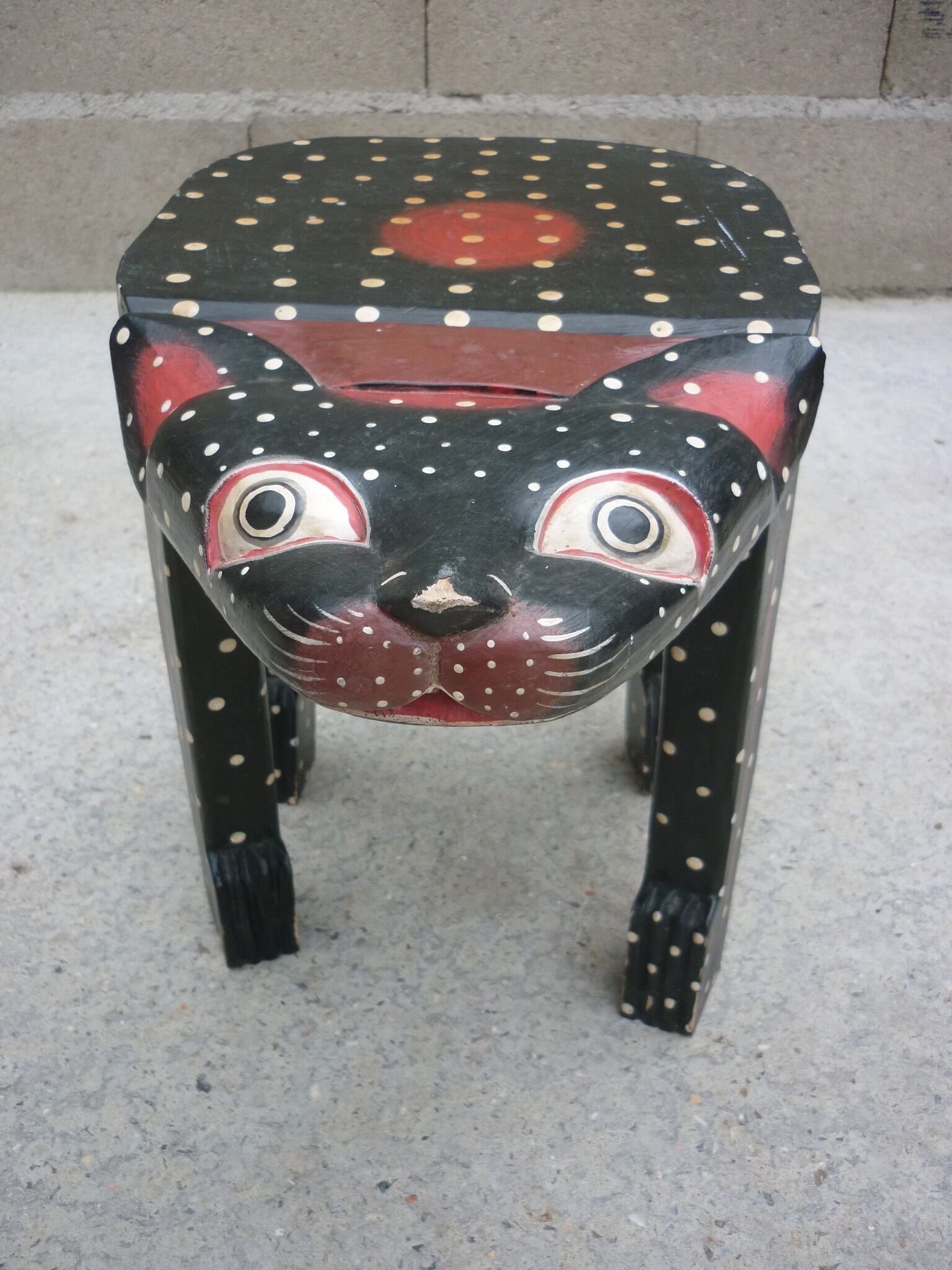 Tabouret depicting a cat