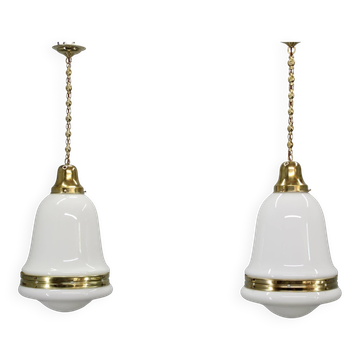 Paire de pendentifs Luzette de Peter Behrens, années 1930, en verre opalin et laiton
