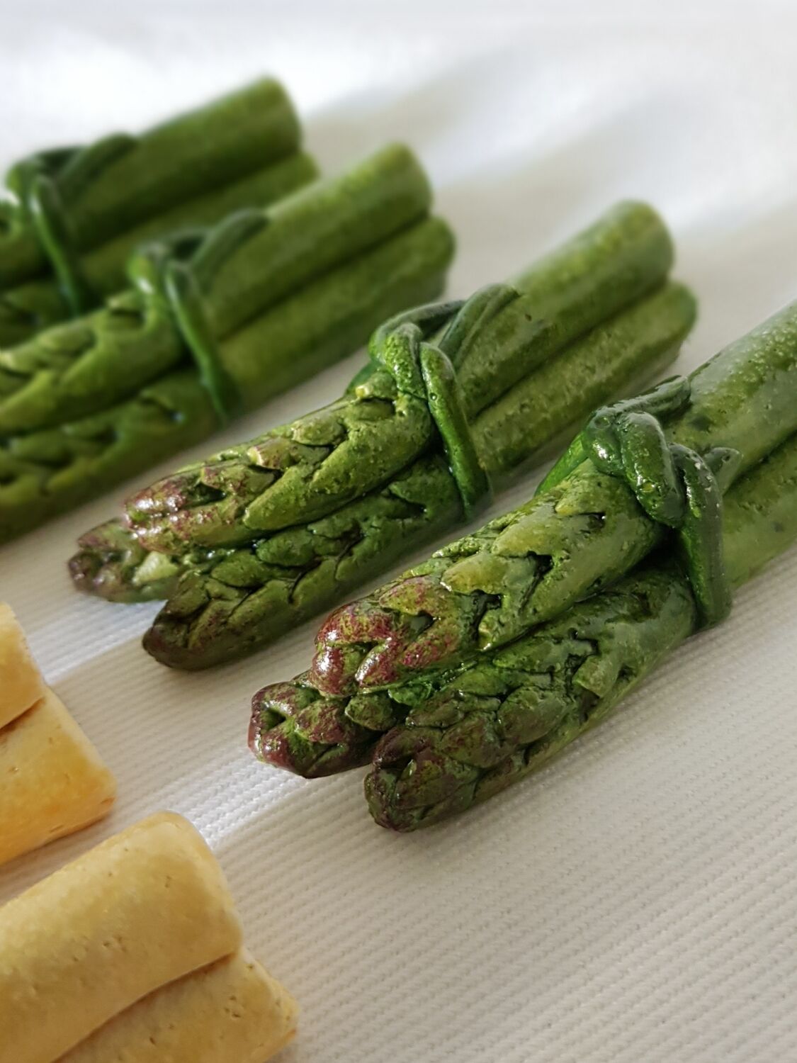 Set of 8 ceramic asparagus knife holders
