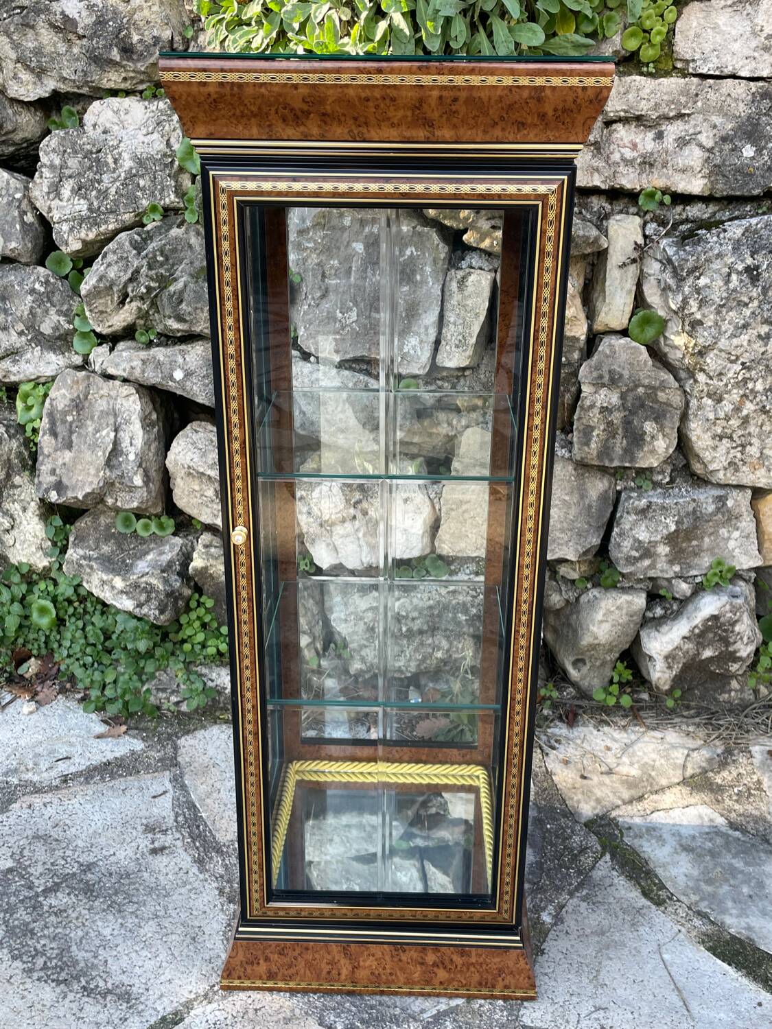 Pair of display cases in magnifying glass and black & gold lacquer, 20th century period