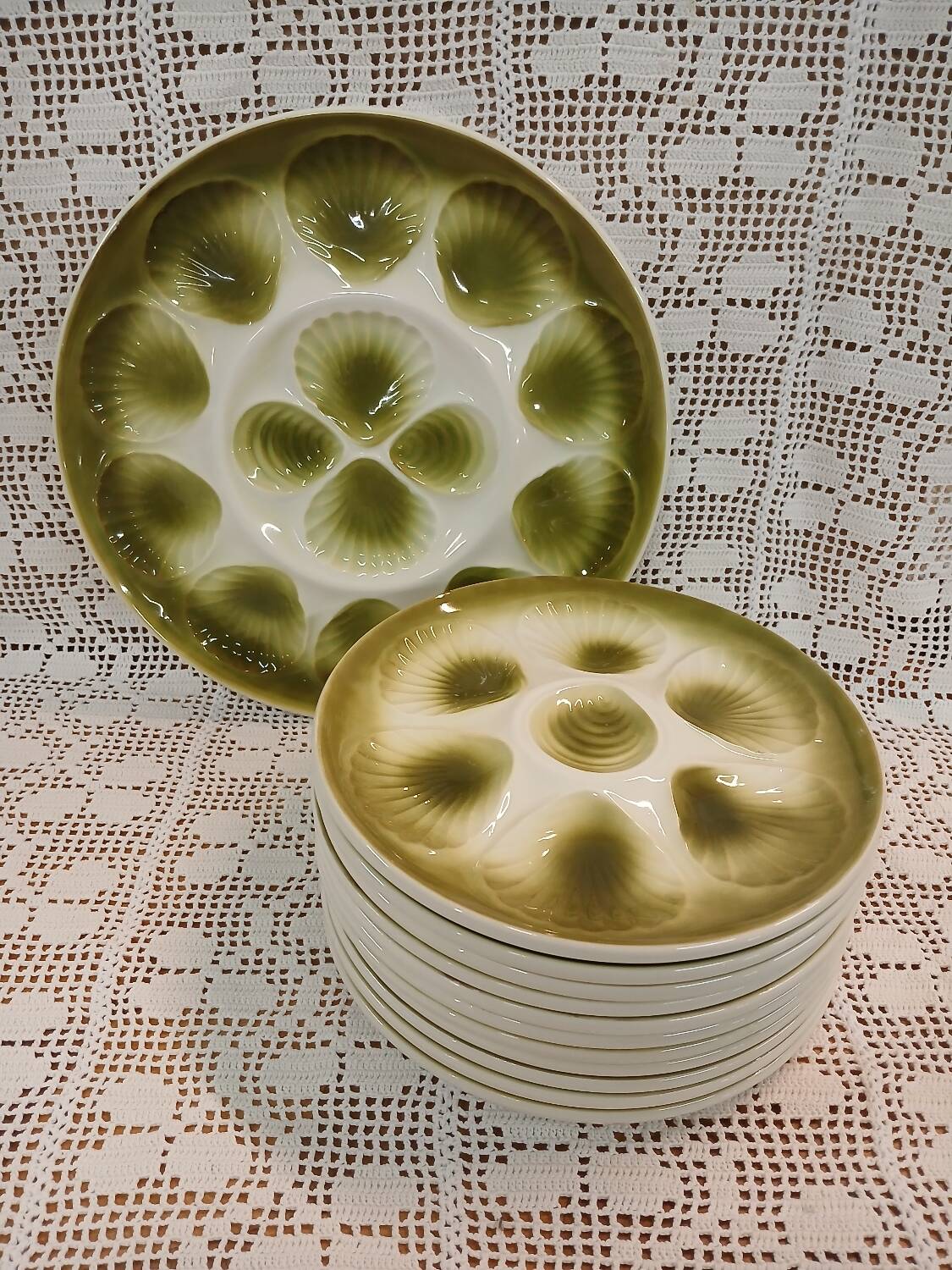 11 oyster plates + 1 Orchies Moulin des Loups dish