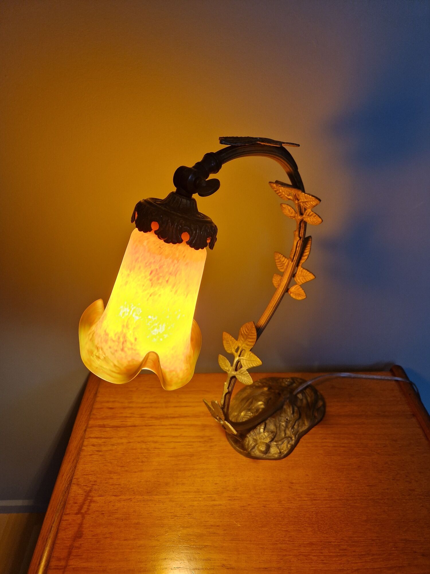 Art Nouveau lamp in bronze with a tulip signed LN (Lunéville)