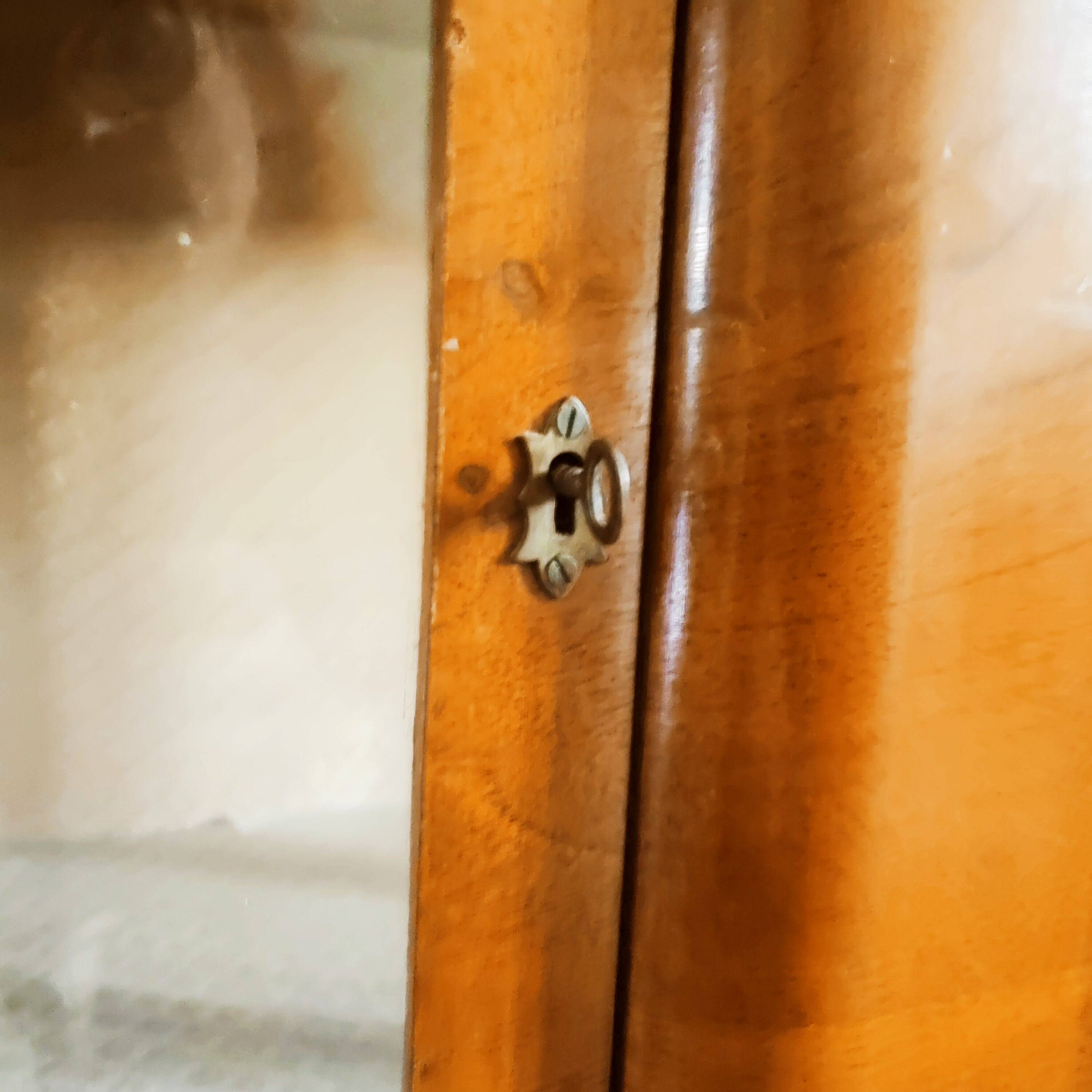 Vitrine art deco en noyer