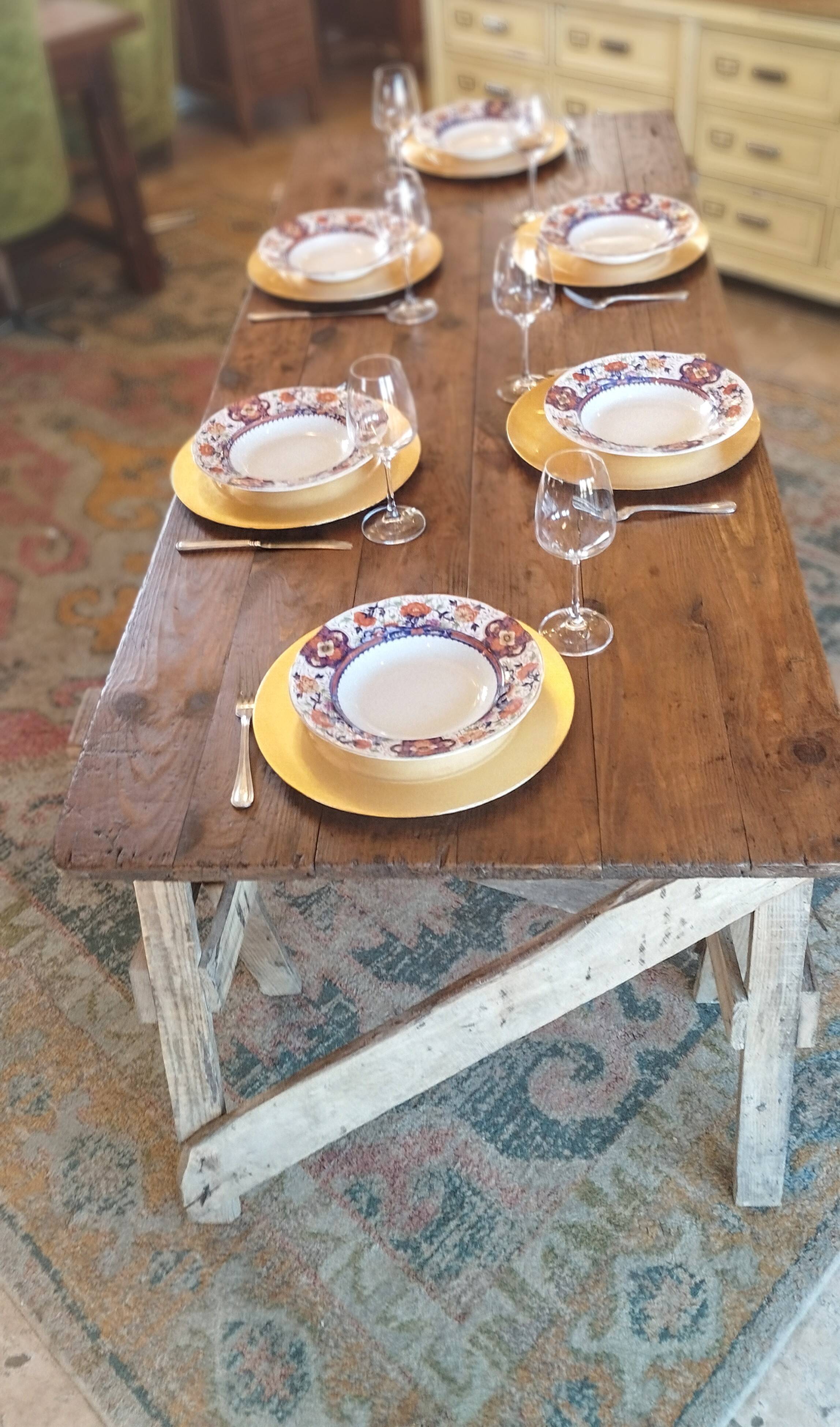 Table de ferme rustique patinée sur de lourds tréteaux
